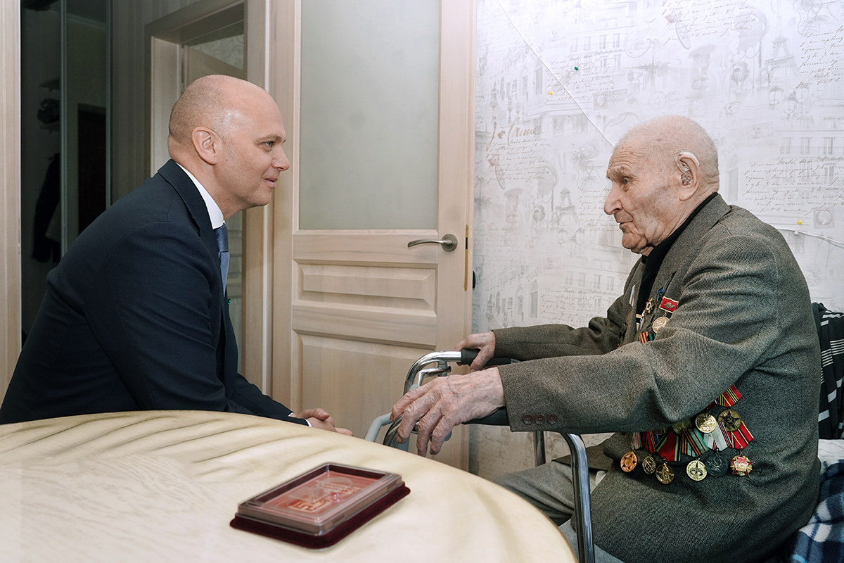 Алексей Беспрозванных вручил юбилейную медаль «80 лет Калининградской области» участнику штурма Кёнигсберга