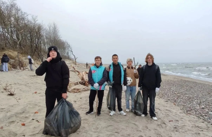 Больше 400 волонтеров очистили от мусора территорию Куршской косы