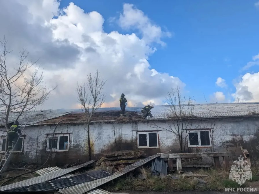 В Полесске на улице Железнодорожной загорелся крупный гараж