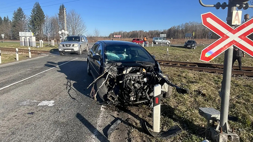 Машина попала под рельсобус в Кострово Машина попала под рельсобус в Кострово