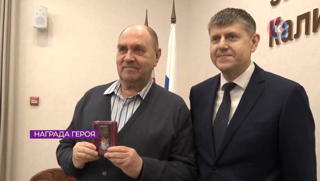 Поисковики передали орден Красного Знамени сыну героя