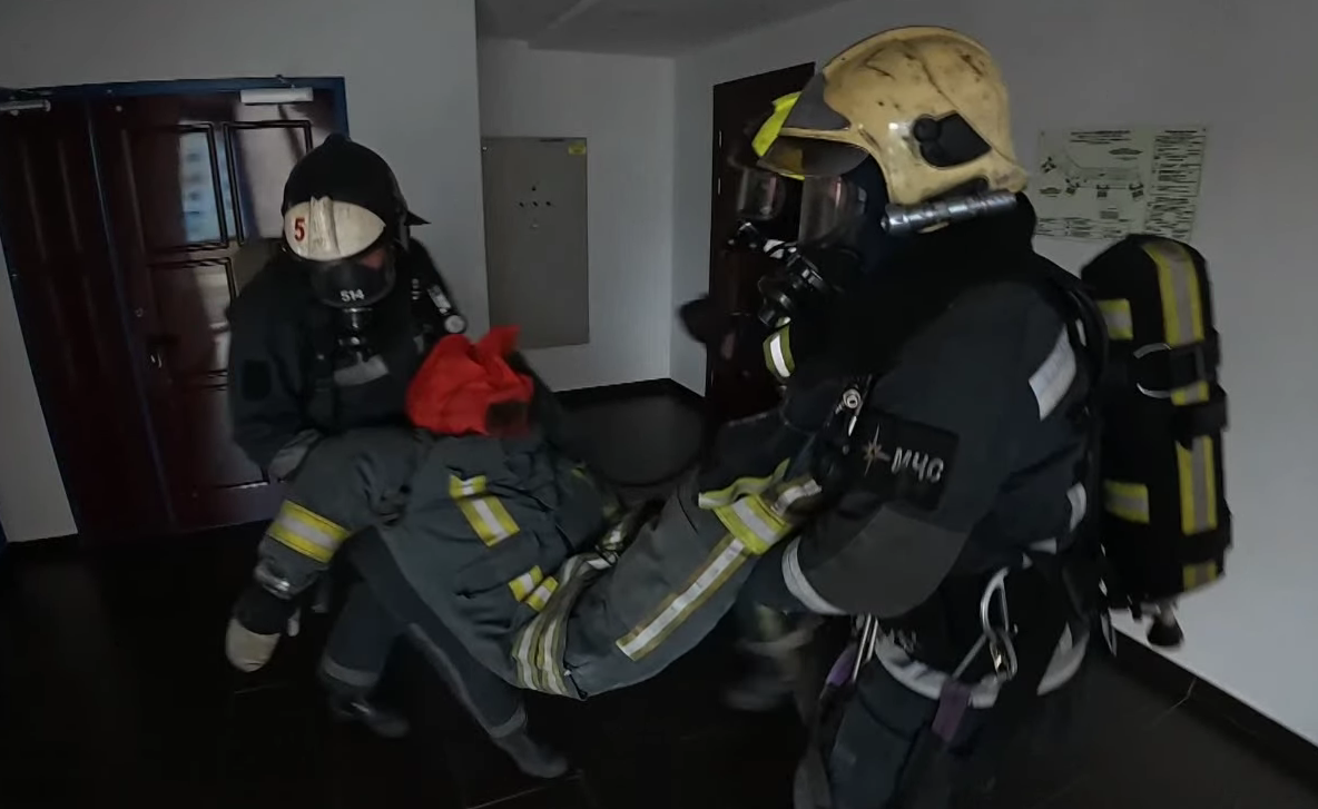 несут пострадавшую