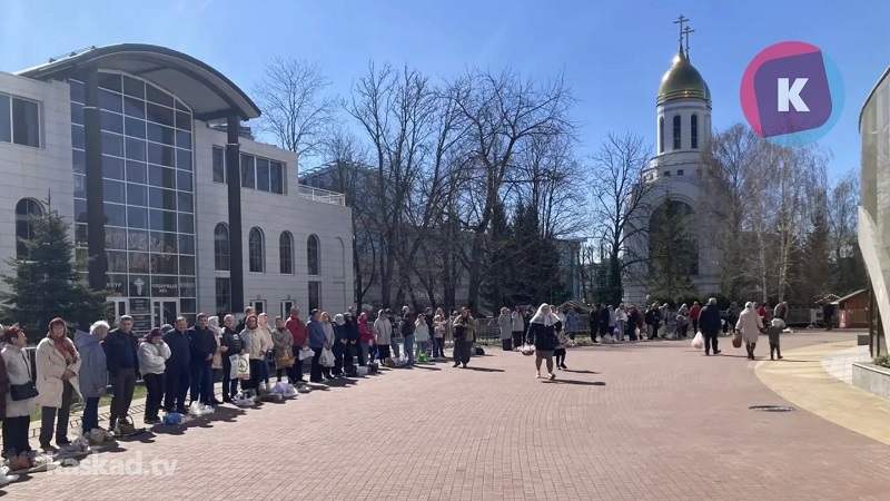 В Калининграде на площади Победы начали освящать куличи и другие угощения к Пасхе