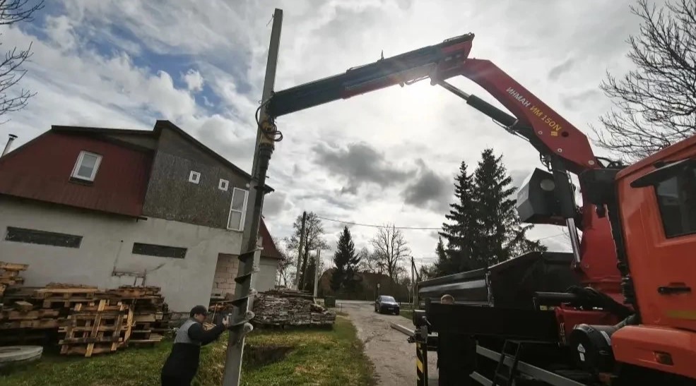 Рабочий погиб при установке опор освещения в Багратионовском районе