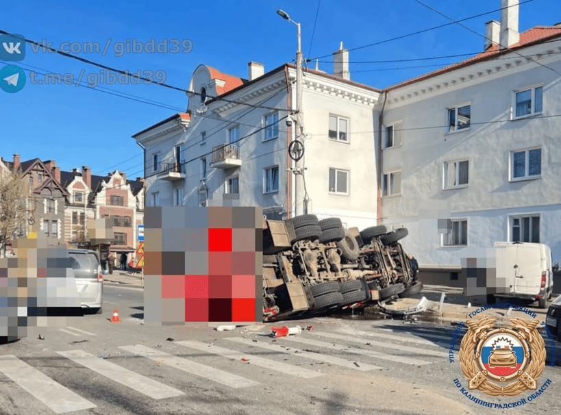 На проспекте Мира пожарная машина опрокинулась после столкновения с легковушкой