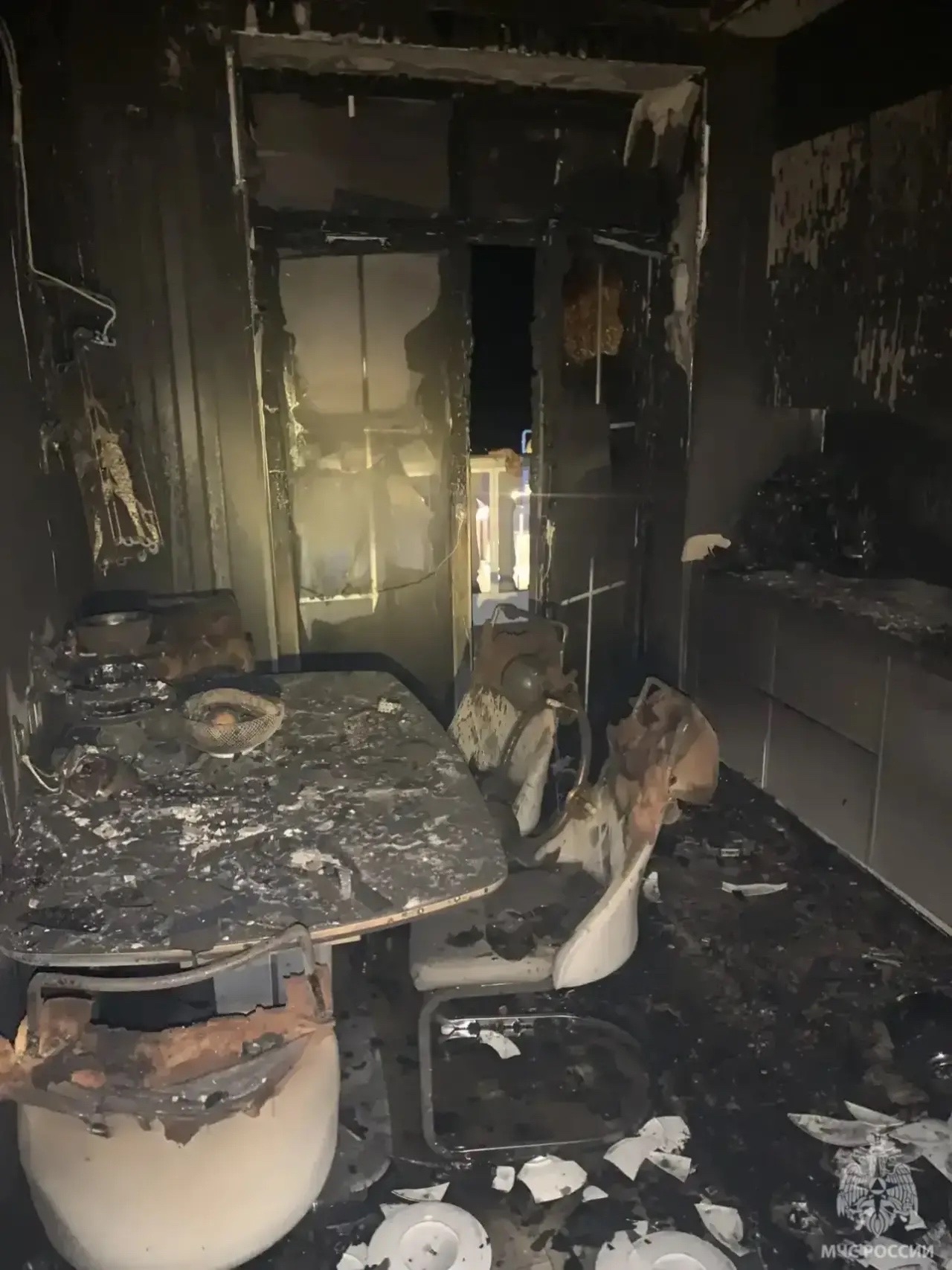 Пожарные спасли 14 человек из элитного жилого комплекса в Зеленоградске, где горела квартира