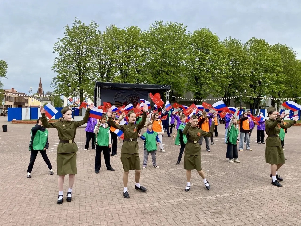 В Славске прошёл патриотический флешмоб, приуроченный к 81-й годовщине Великой Победы