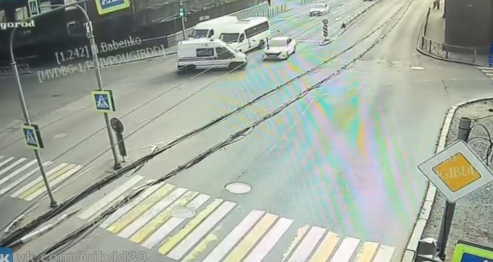 В Калининграде на Московском проспекте столкнулись скорая и легковушка