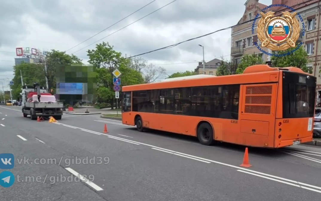 На Ленинском проспекте пассажир пострадал при резком торможении автобуса