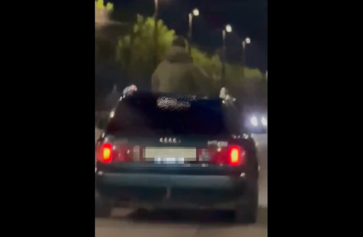В Калининграде пассажира «Ауди» оштрафовали после поездки в открытом люке автомобиля