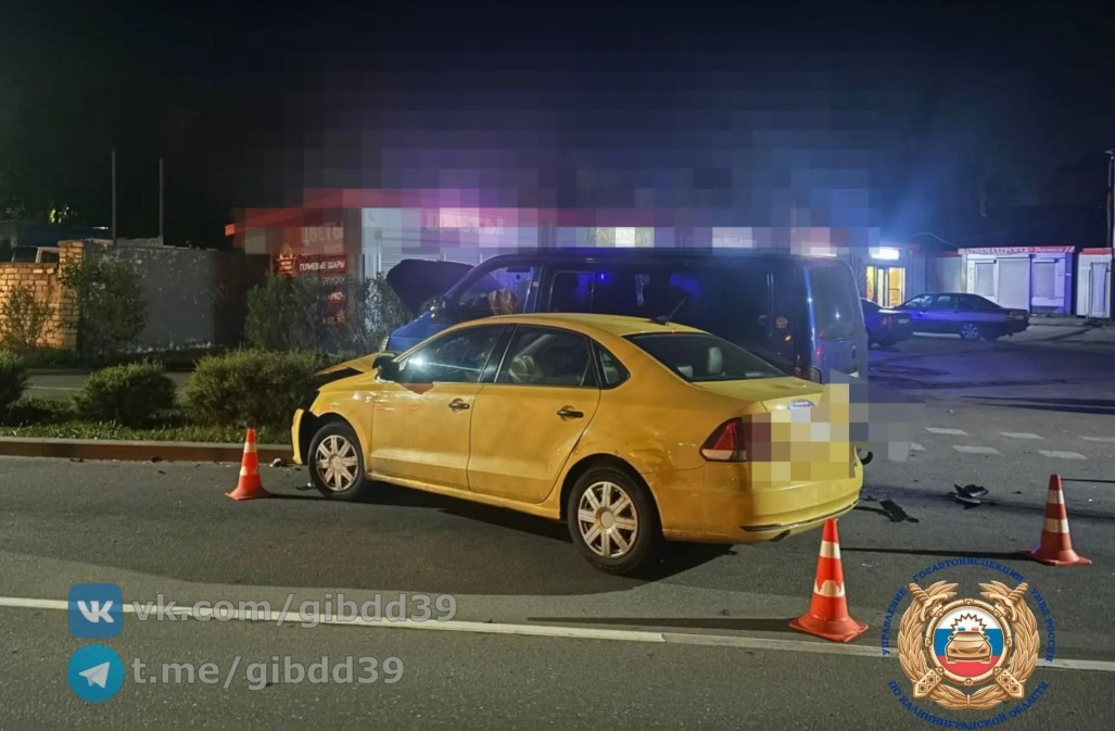В Калининграде ночью столкнулись два «Фольксвагена»