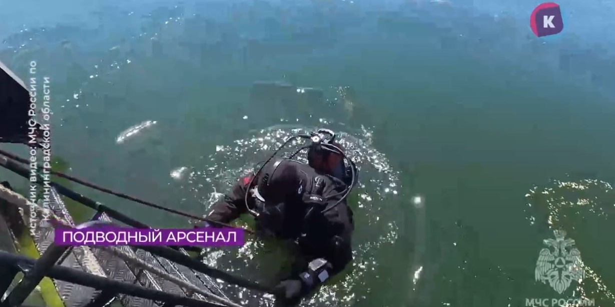 Водолазы обезвреживают боеприпасы с затонувшей баржи в Балтийске