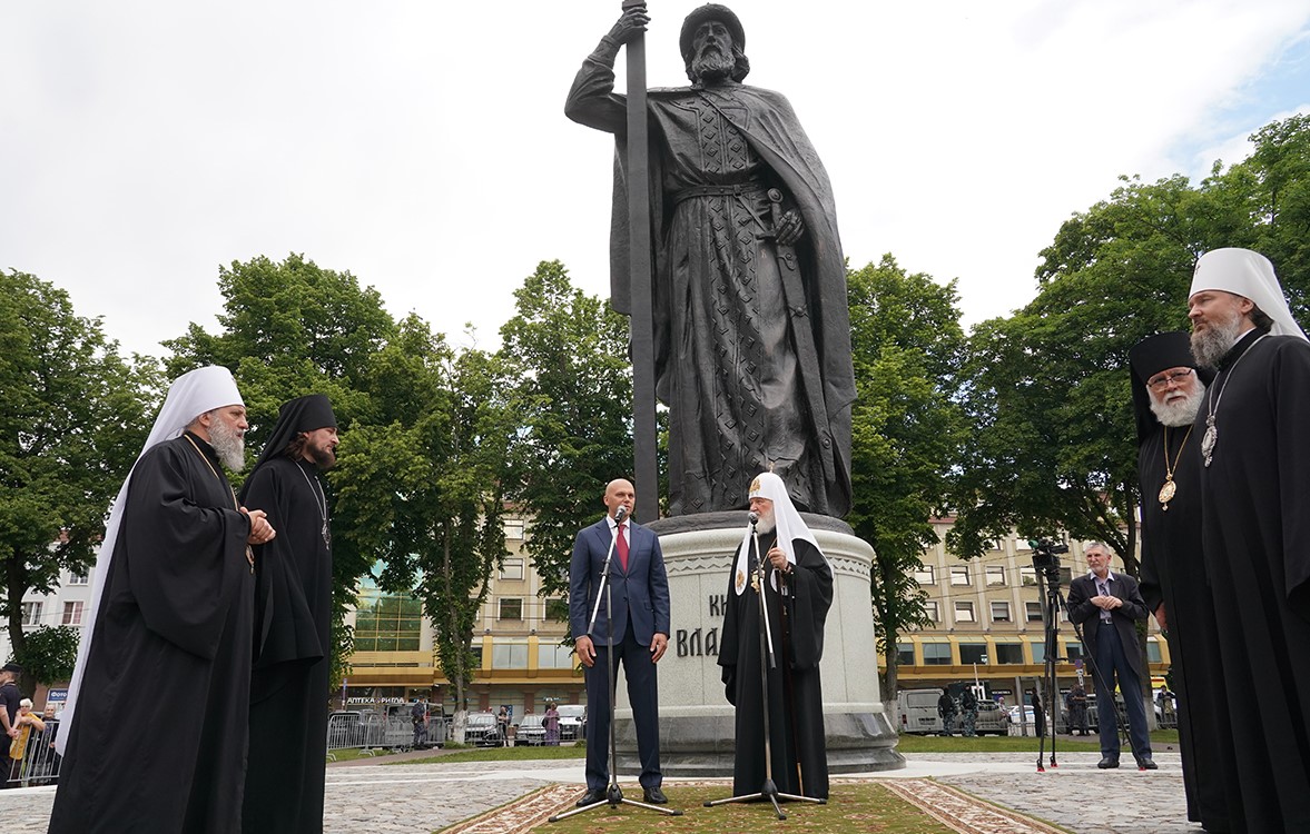 Патриарх Кирилл освятил памятник князю Владимиру в Калининграде
