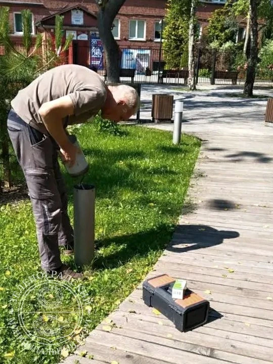 В сквере «Вектор» в Зеленоградске снова восстанавливают повреждённые вандалами светильники