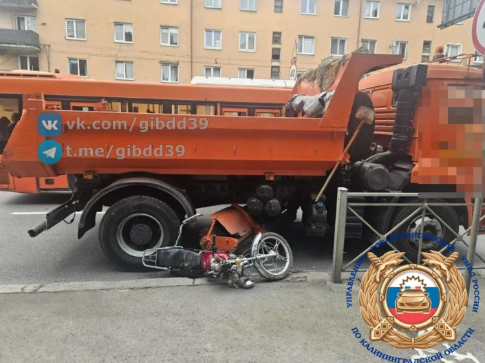 В Калининграде грузовик наехал на скутериста В Калининграде грузовик наехал на скутериста