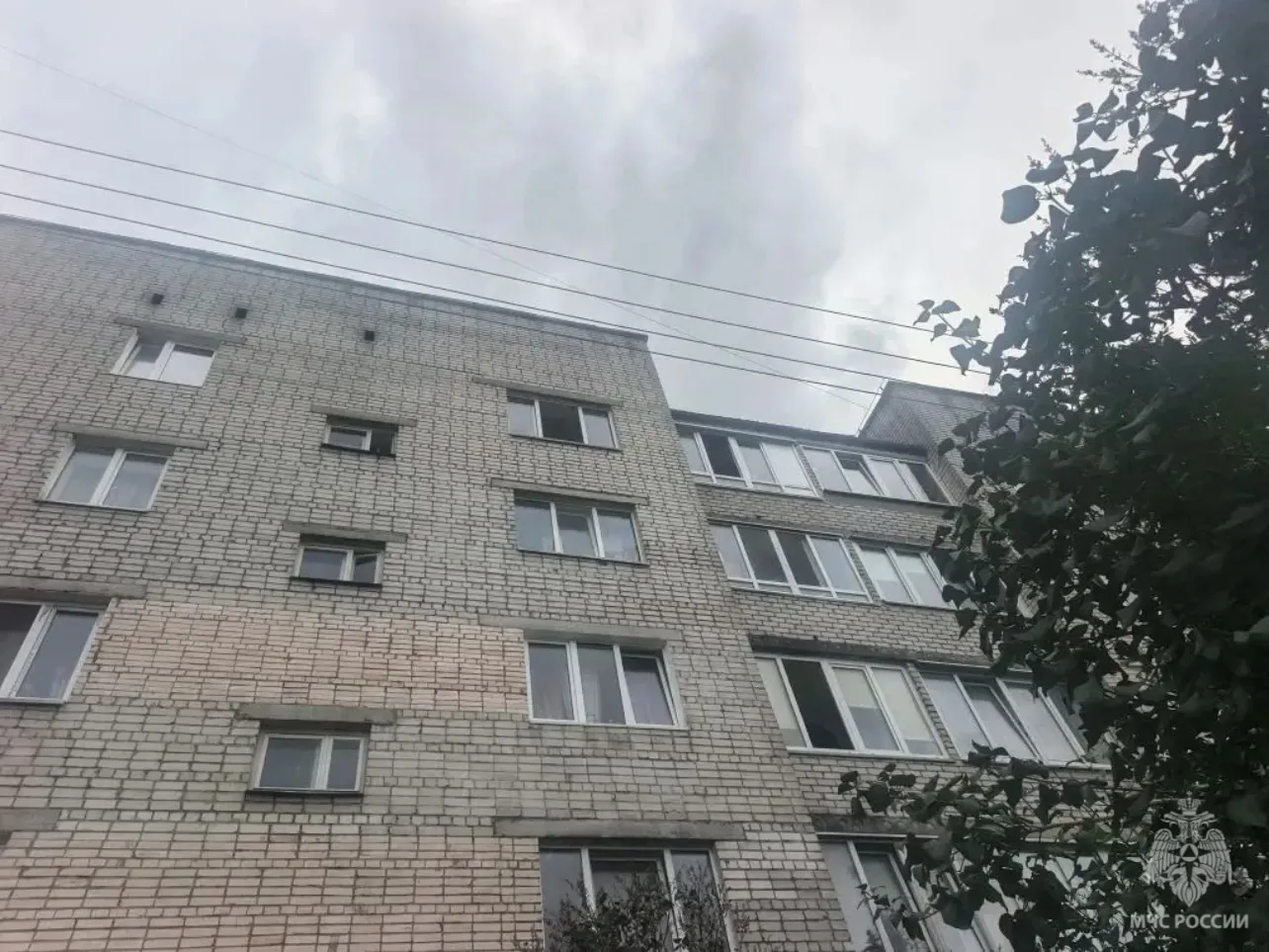 На улице Машиностроительной двухлетний ребёнок выпал из окна пятого этажа