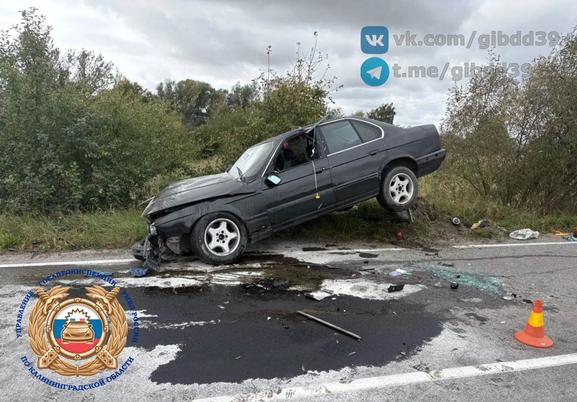 В Гусевском районе БМВ съехала с дороги и врезалась в препятствие
