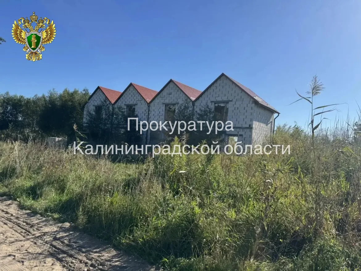 В Полесском районе суд обязал собственника снести четыре жилых дома, построенных у воды