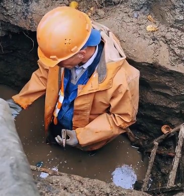 В Калининграде заменили довоенную немецкую задвижку на водопроводе В Калининграде заменили довоенную немецкую задвижку на водопроводе