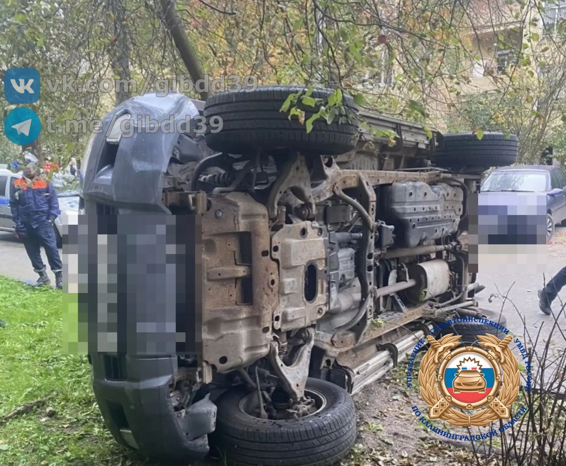 На улице Невского водителю стало плохо за рулем: машина перевернулась во дворе дома
