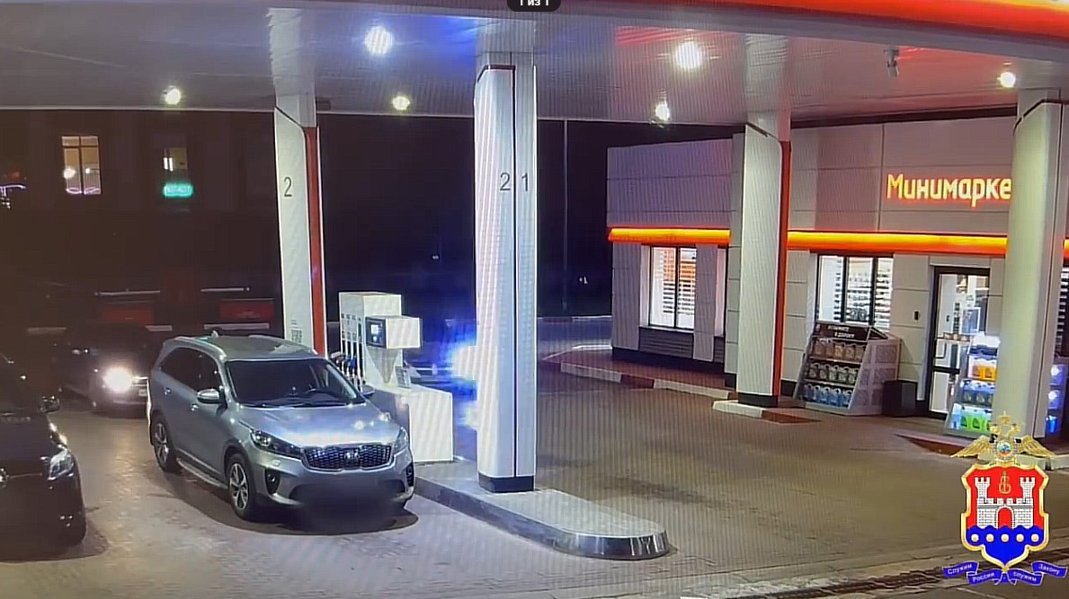 Калининградский полицейский помог женщине, пострадавшей в ДТП на заправке