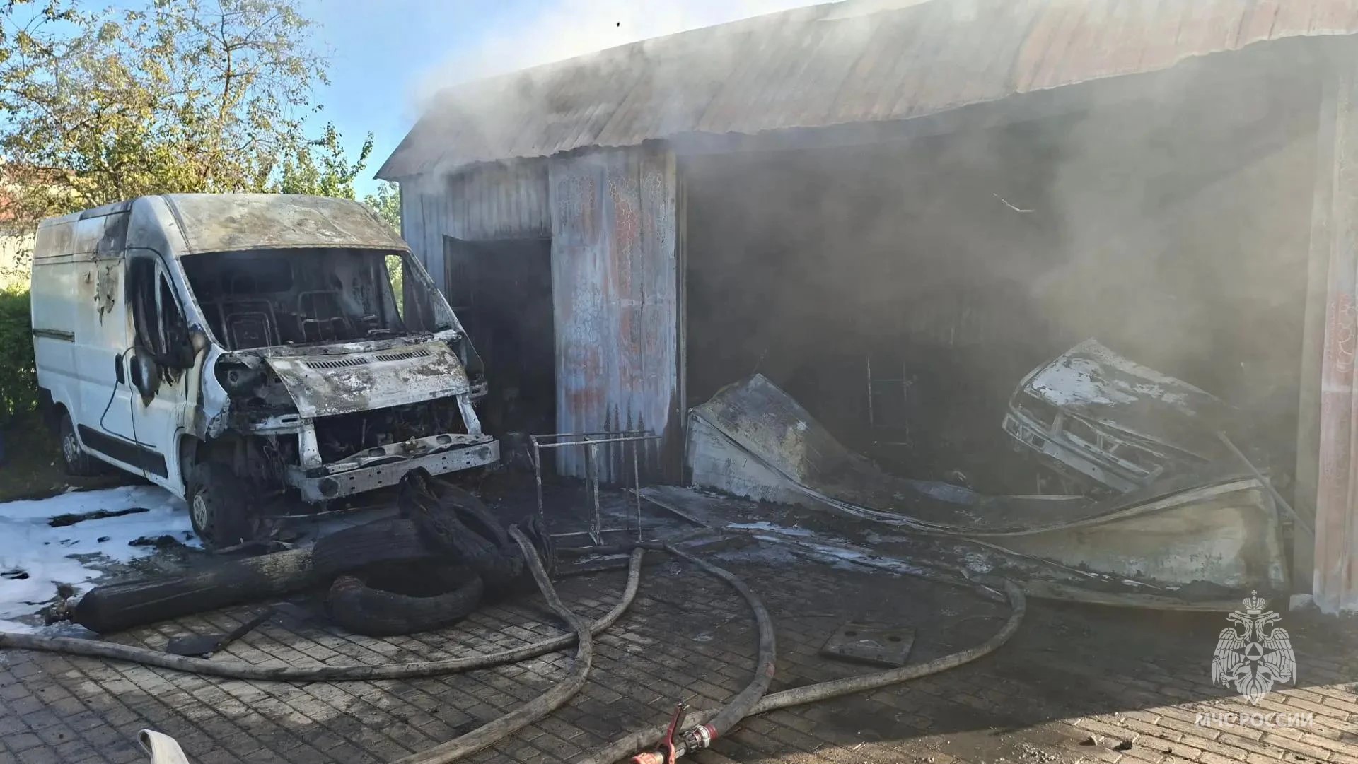 В Гурьевском муниципальном округе пожар уничтожил гараж и микроавтобус: есть пострадавший В Гурьевском муниципальном округе пожар уничтожил гараж и микроавтобус: есть пострадавший