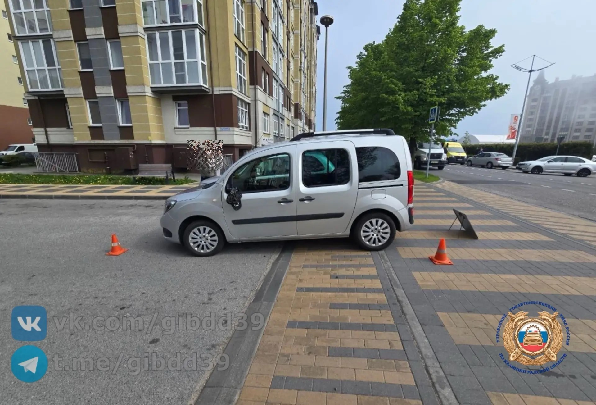 В Зеленоградске две школьницы на самокате столкнулись с машиной