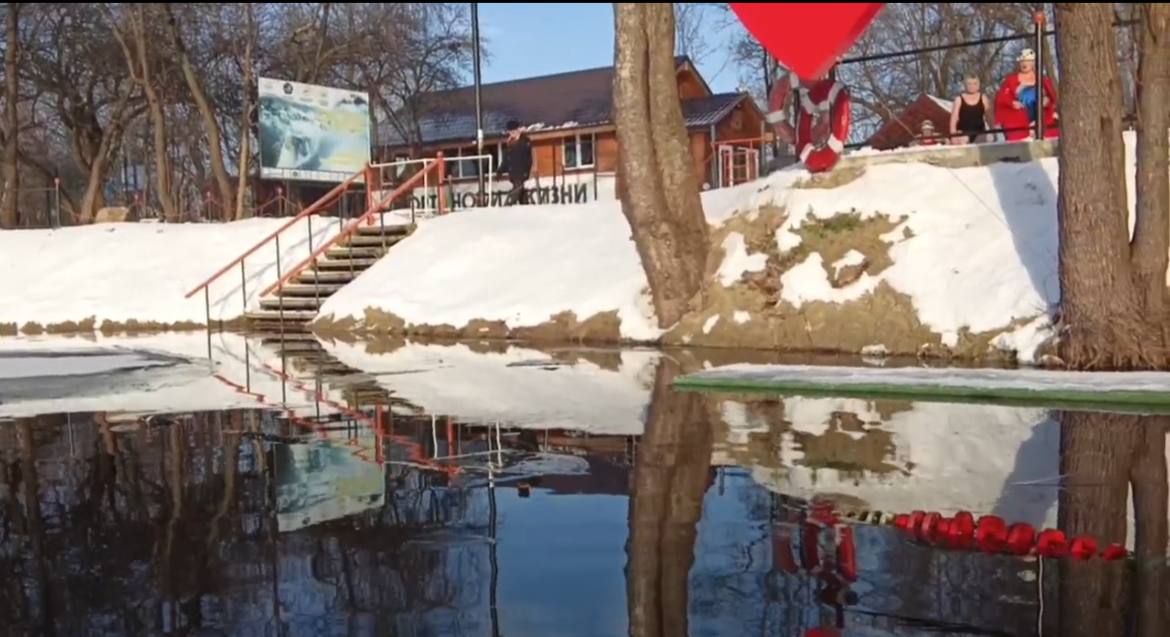 Любители ледяной воды устроили на озере Шенфлиз ежегодные «Рождественские встречи» калининградских клубов закаливания и зимнего плавания