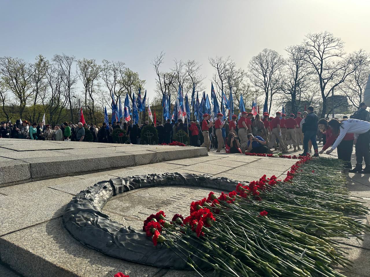 Полицейские задержали калининградку, укравшую цветы с мемориала