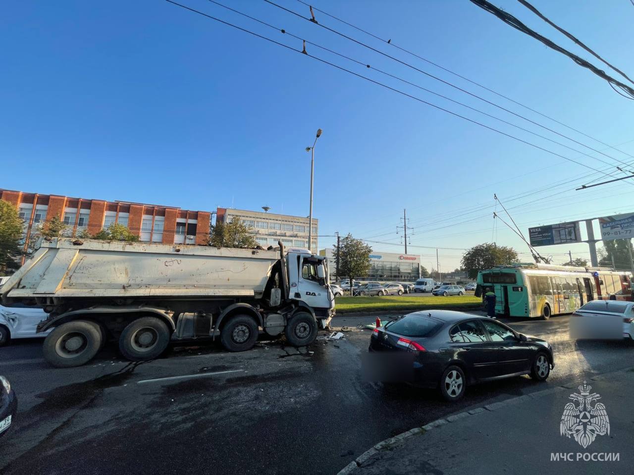 На Московском проспекте произошло массовое ДТП, есть пострадавшие