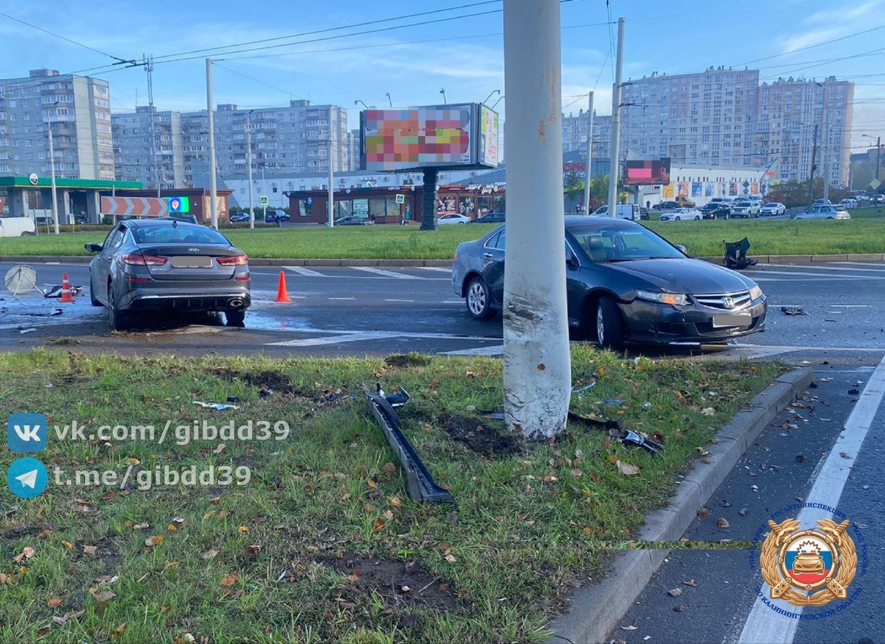 В Калининграде легковушка врезалась в столб, а затем в другое авто, водитель в больнице