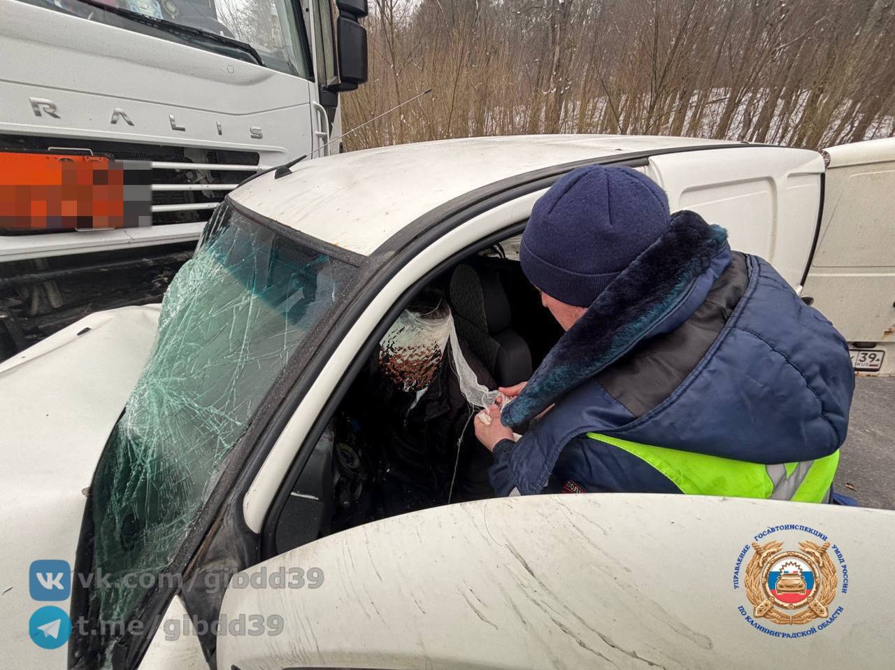 В Гвардейском районе легковушка столкнулась с бензовозом, один из водителей в больнице