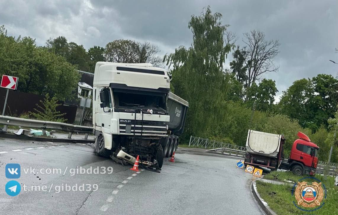 В Гурьевском районе столкнулись два грузовика, пострадал один из водителей