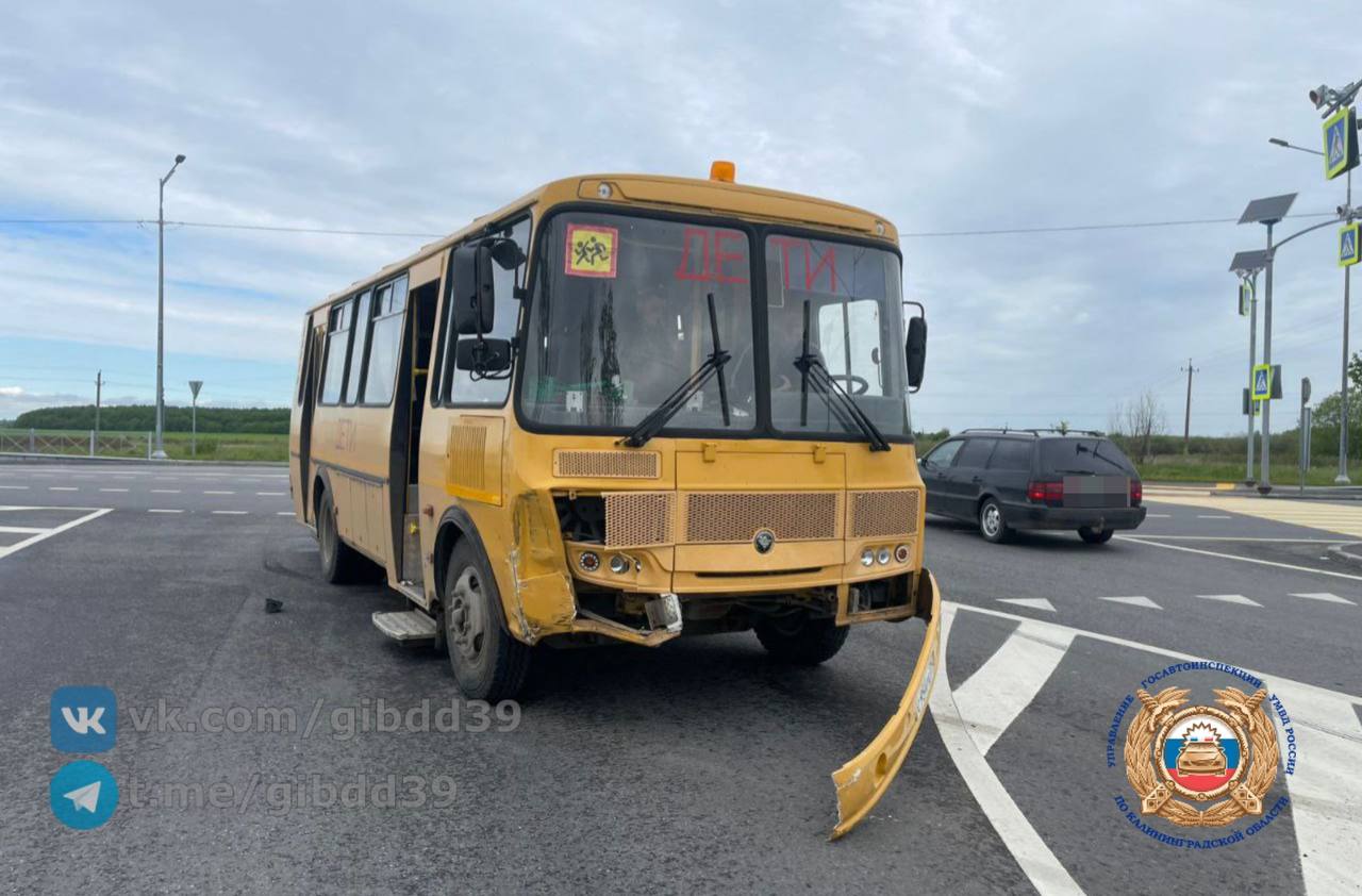 В Нестеровском районе легковушка столкнулась со школьным автобусом