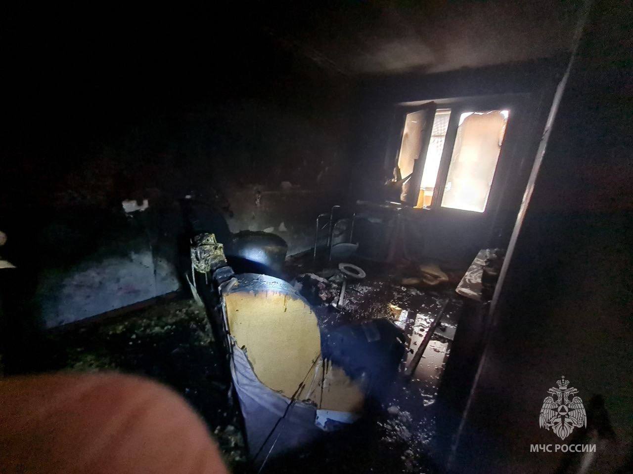 В Калининграде хозяйка квартиры застряла на балконе при пожаре, один человек погиб
