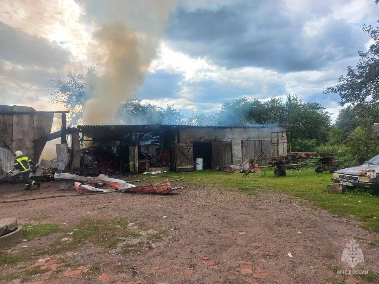 В Правдинском округе загорелась группа хозяйственных построек