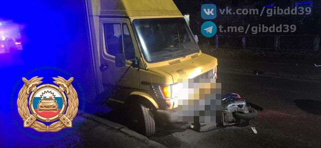 В Калининграде 37-летний водитель мопеда влетел в грузовик и выжил