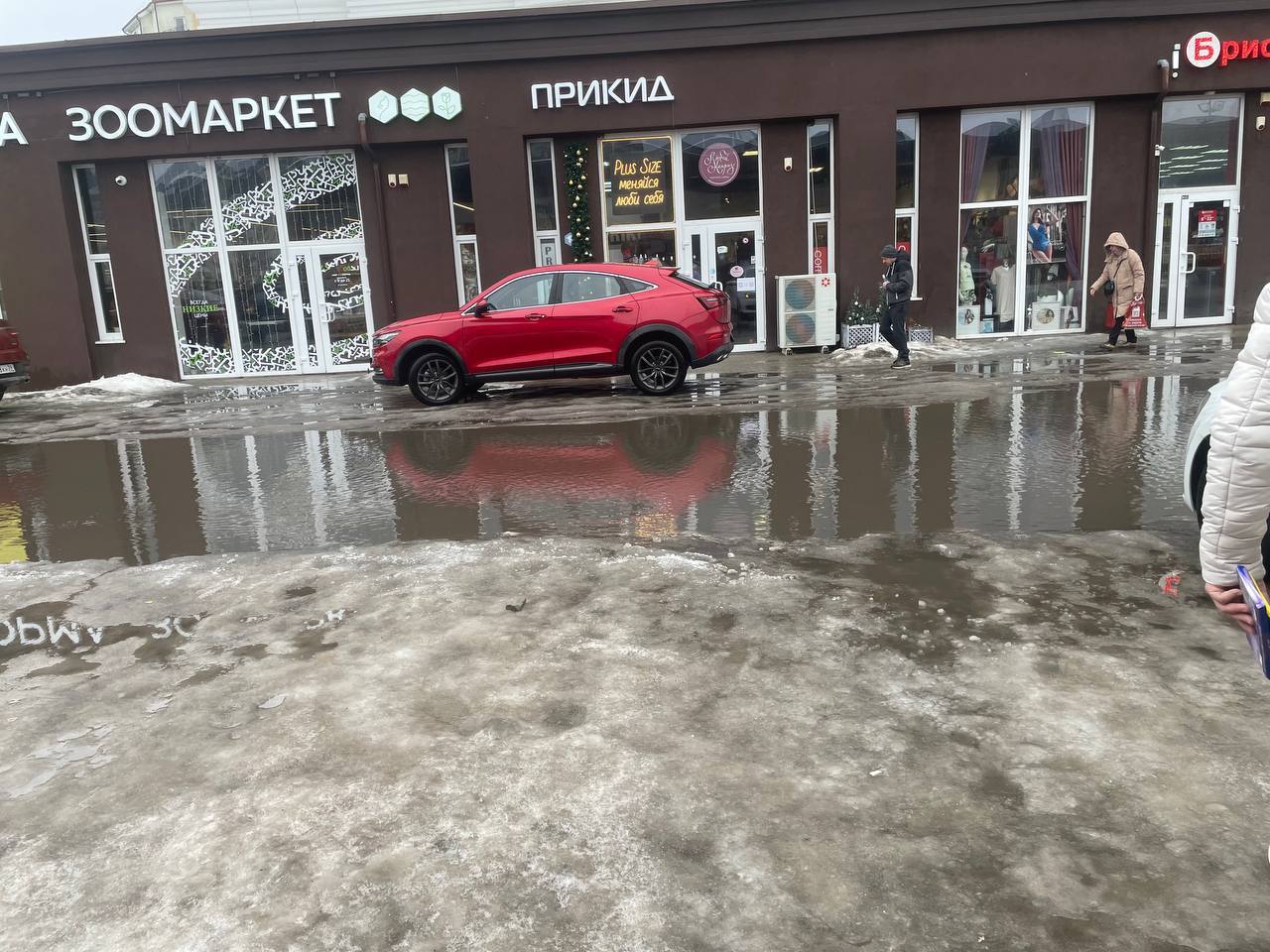 Первые звоночки: в Зеленоградске затопило парковку 