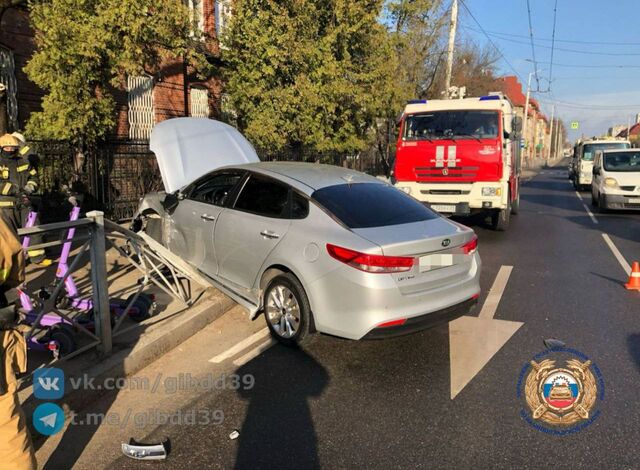 В Калининграде автомобиль влетел в тротуар. Есть пострадавшие