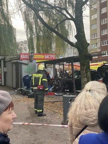 В Калининграде внедорожник «БМВ» влетел в автобусную остановку