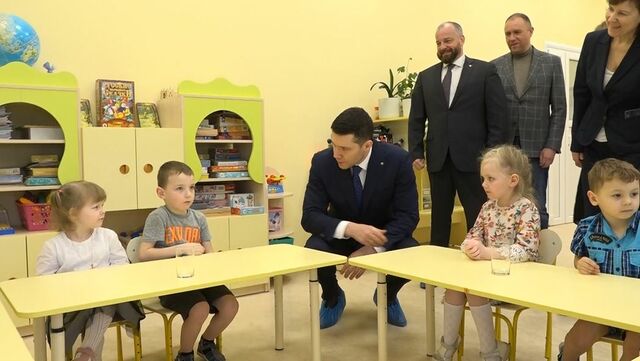 алиханов с детьми в детсаду
