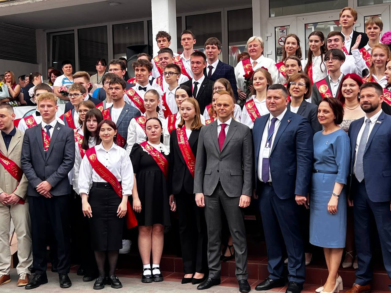 Алексей Беспрозванных поздравил калининградских выпускников с последним звонком 