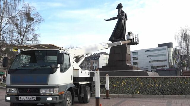 В Калининграде начали мыть городские памятники