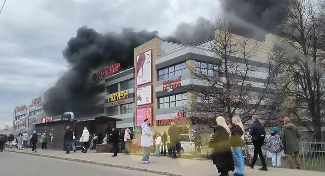 В Калининграде горит большой торговый центр