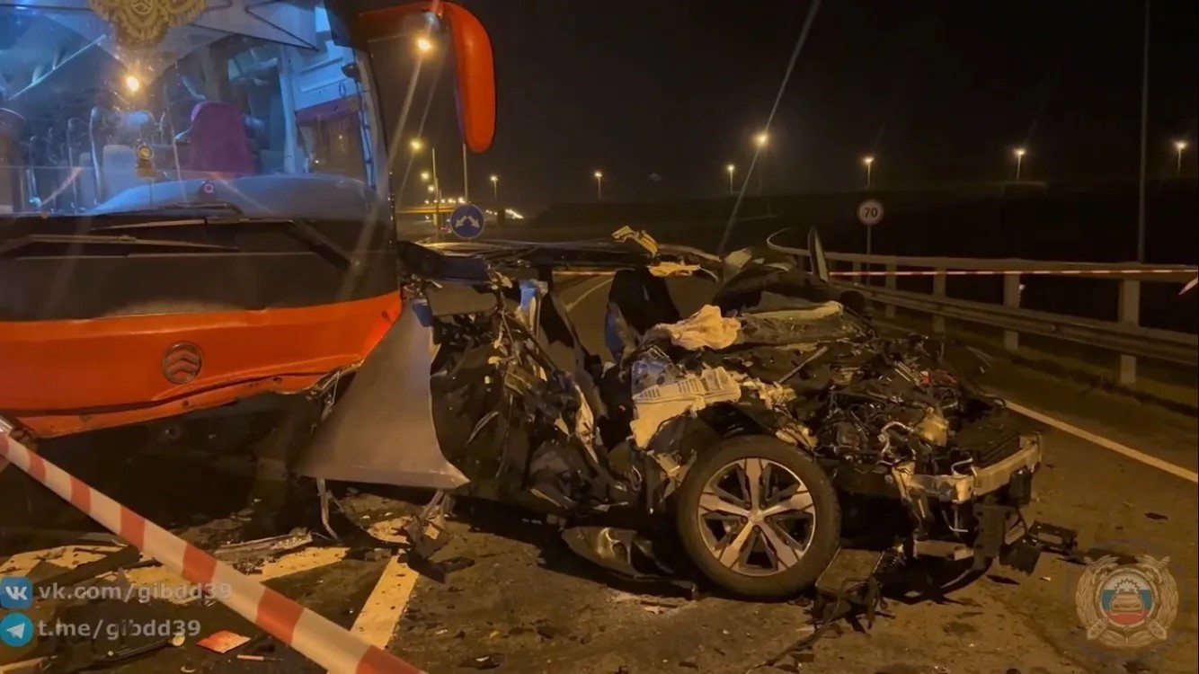 Около Зеленоградска пассажирский автобус протаранил легковушку Около Зеленоградска пассажирский автобус протаранил легковушку