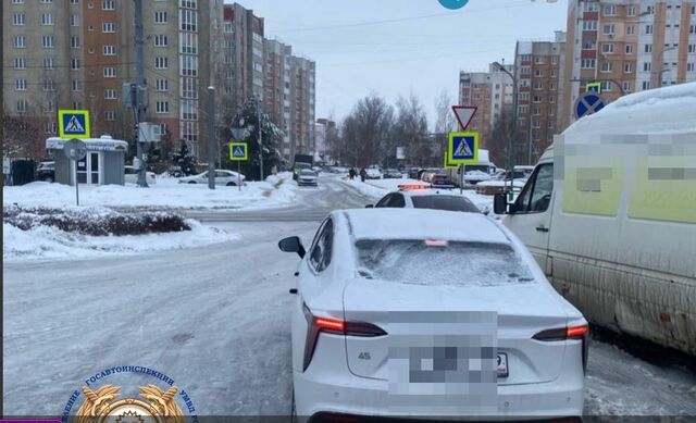 В Калининграде на Автомобильной автомобиль сбил девушку