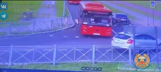 В Калининграде автомобиль сбил перебегающую дорогу девочку