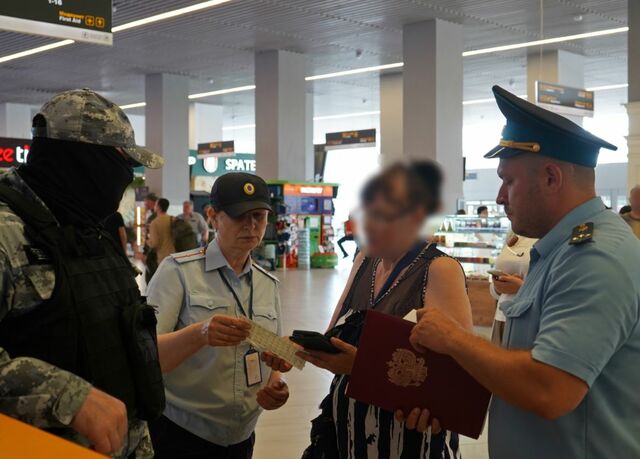В Храброво приставы проверяют долги у авиапассажиров В Храброво приставы проверяют долги у авиапассажиров