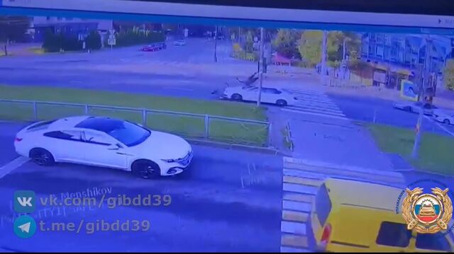 В Калининграде автомобилист не позволил самокатчику-нарушителю проехать переход