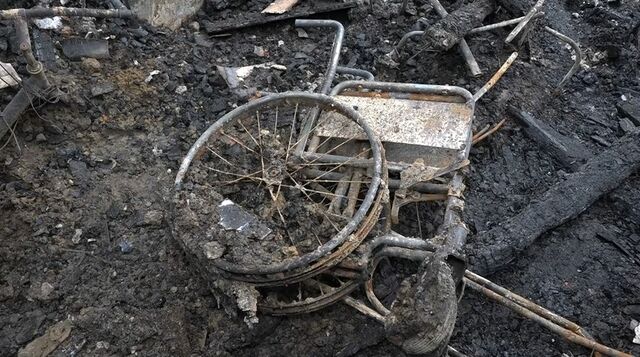 сгоревшая инвалидная коляска